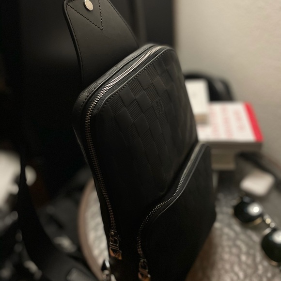 Louis Vuitton Avenue Slingbag - Picture 2 of 3